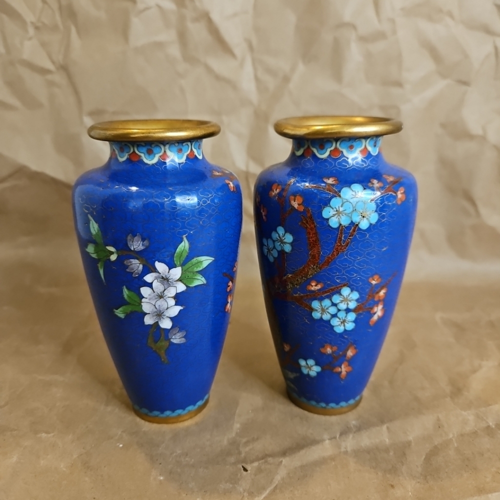 VINTAGE SET OF ORIENTAL BLUE MULTICOLORED FLOWERS 5" VASE